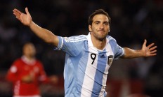 开云体育官网-跨界统治力，当足球巨人范戴克在NBA季后赛之夜征服篮球圣殿