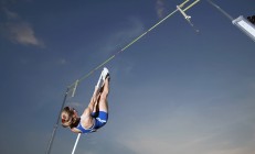 开云APP-西甲德比硝烟起，跨洋印证稳定学，当伯纳乌遇见詹姆斯之夜