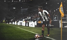 开云下载-引擎交响曲，范弗利特在F1赛道与上海队的双线鏖战