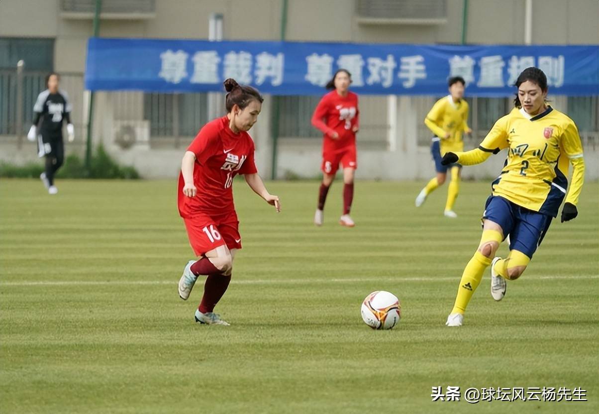关于女足比赛场上攻防战，球队加油助威的信息