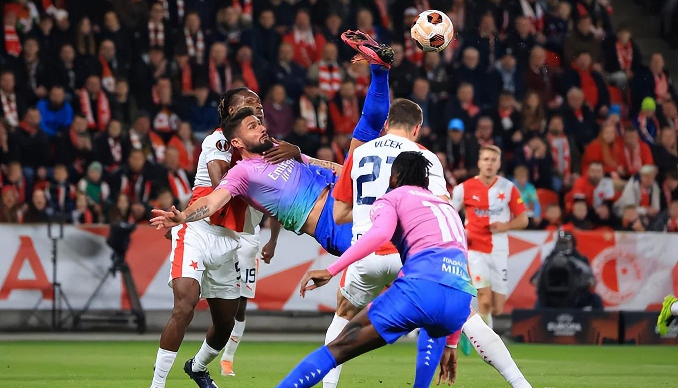 沙尔克球员全力拼搏，助球队避免失利