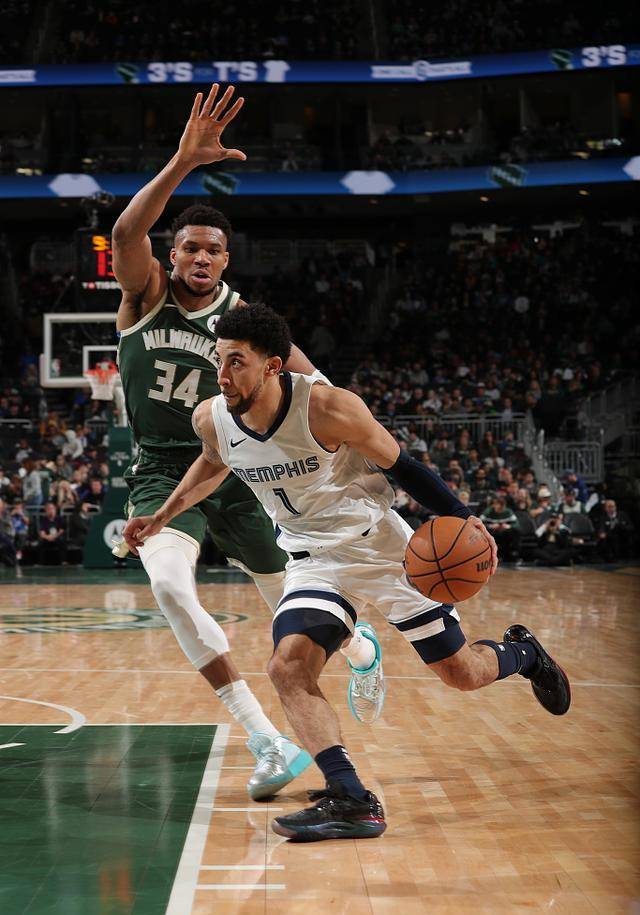 雄鹿队主场力克灰熊，取得五连胜