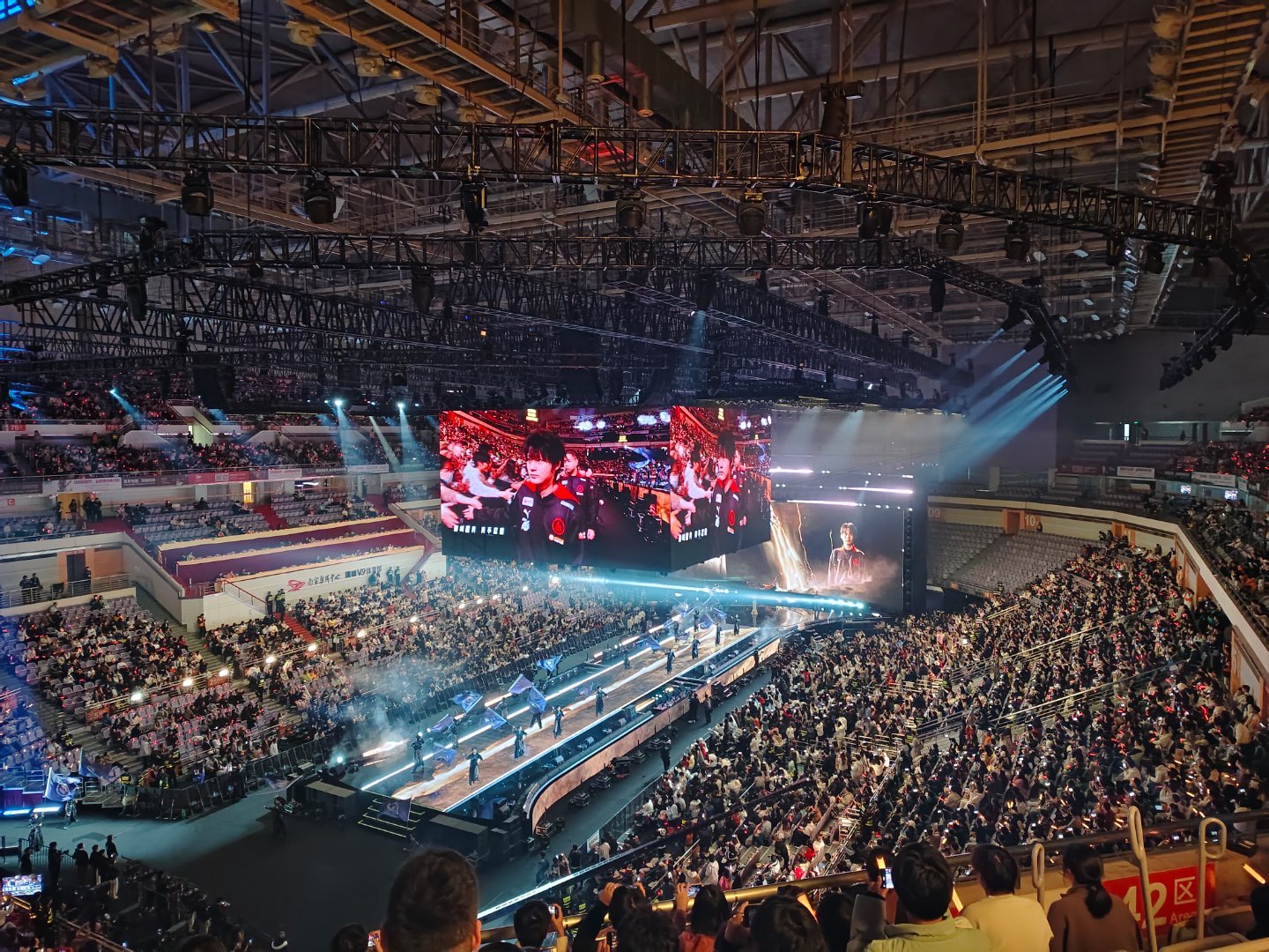 火爆比赛现场呈现场馆风云，球迷尽情欢呼