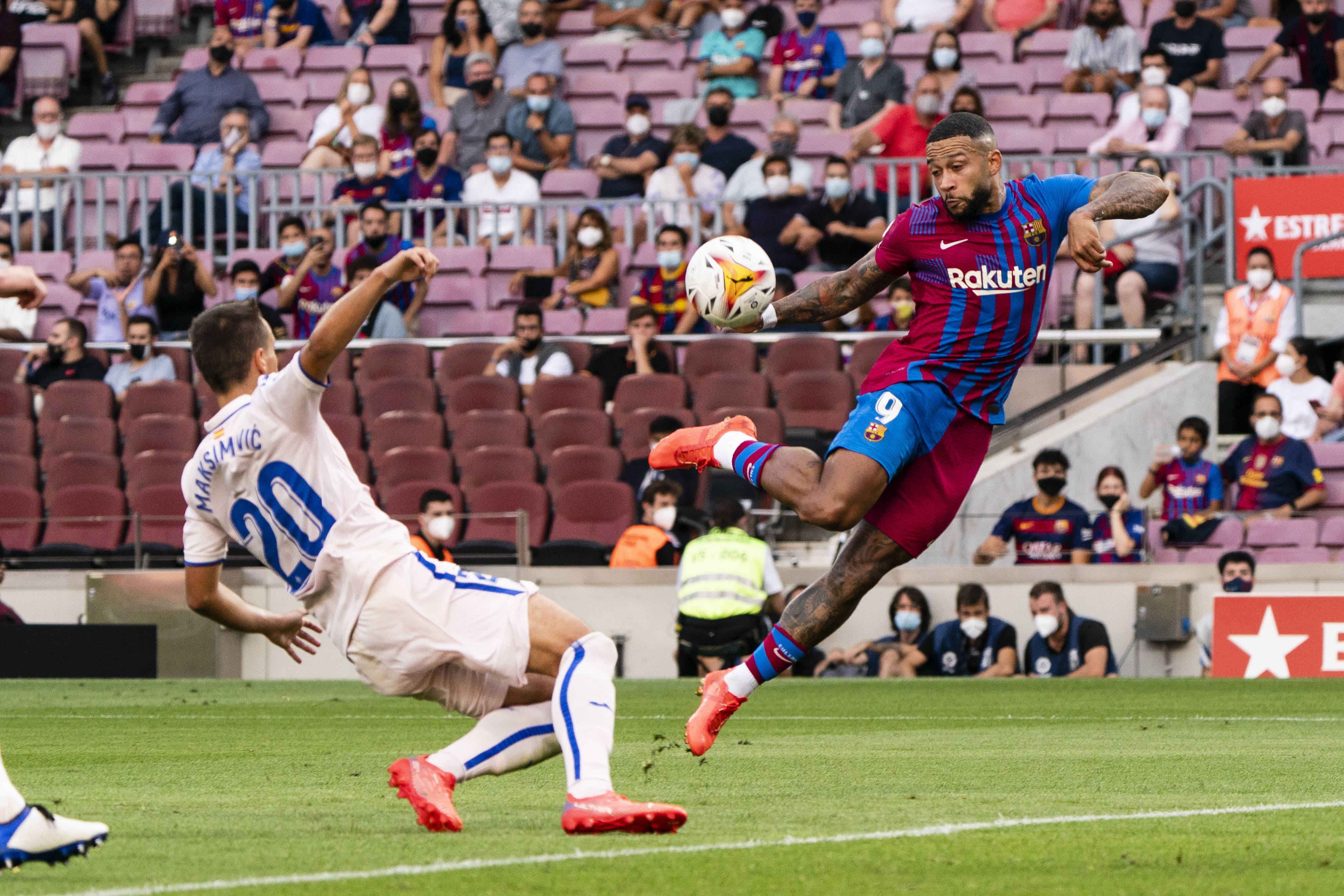 足球比赛中球员展现超凡技艺