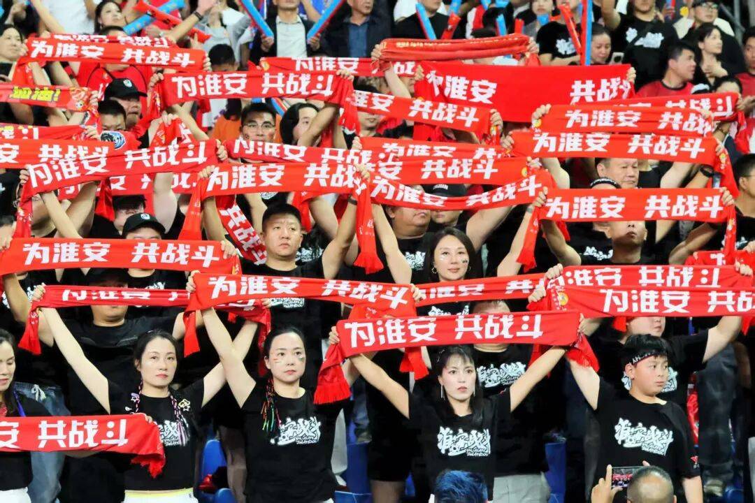 国内足球联赛激情四射，球迷热情高涨