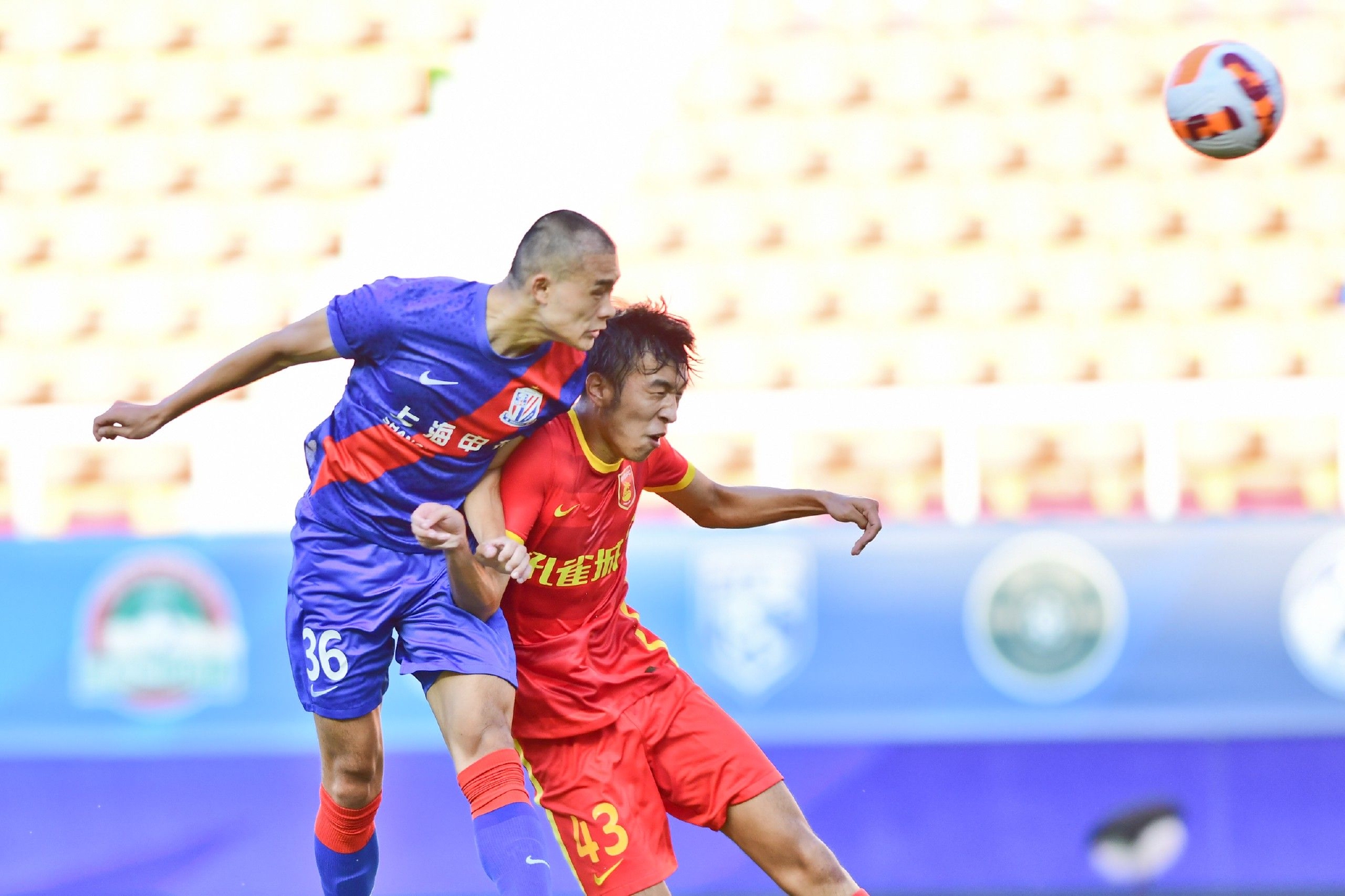 中超赛场上球员们的精彩瞬间让人动容