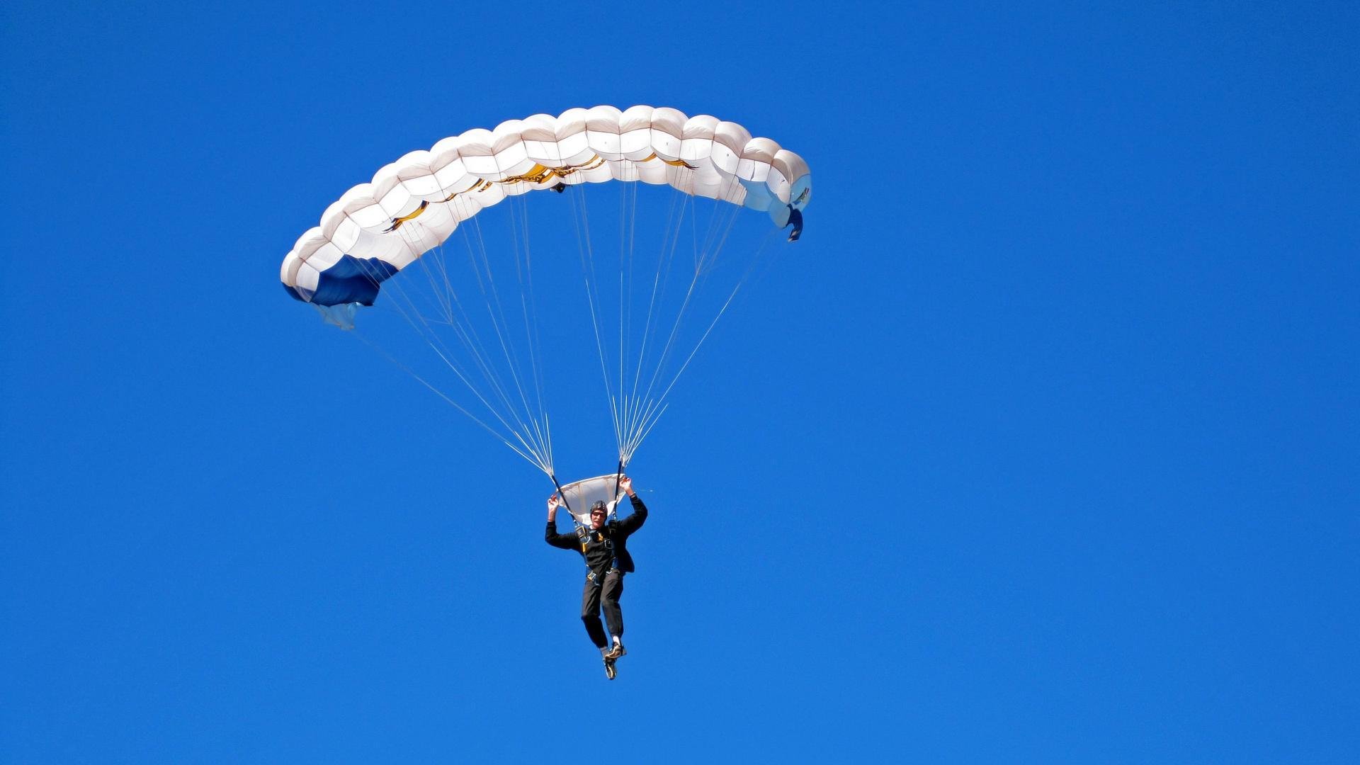 双线战火，当足球的悬崖边遇到羽毛球的火焰